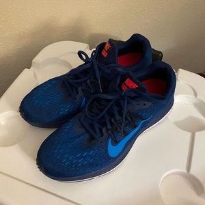 Men size 9.5 NIKE Zoom WINFLO 5 Cushion ST running.